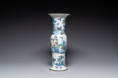 Vase de forme 'gu' en porcelaine de Chine doucai &agrave; d&eacute;cor de coq, marque de Qianlong, 19&egrave;me