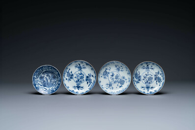 Een paar Chinese famille rose schotels, drie blauw-witte borden en een kraakporseleinen 'klapmuts' kom, Wanli en Qianlong