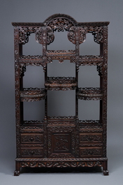 &Eacute;tag&egrave;re sculpt&eacute;e en bois hongmu, Chine, Canton, 19&egrave;me