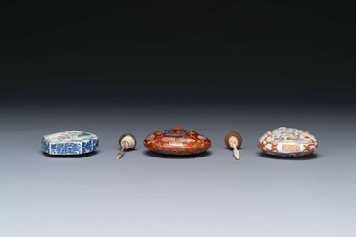 Drie Chinese famille rose snuifflessen, Qianlong merk, 19e eeuw