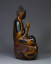 Een fraai en groot Japans verguld en gelakt houten beeld van een Boeddha Shaka, Edo
