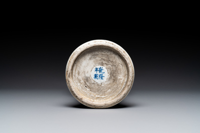 Vase de forme 'gu' en porcelaine de Chine doucai &agrave; d&eacute;cor de coq, marque de Qianlong, 19&egrave;me