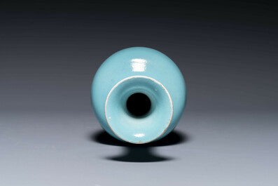 Vase en porcelaine de Chine en turquoise monochrome, marque et &eacute;poque de Qianlong