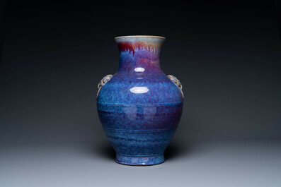 Grand vase en porcelaine de Chine &agrave; &eacute;mail flamb&eacute; aux anses en form de taotie, Qing
