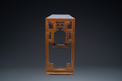 Grande console de type 'tiaoan' en bois d'orme &agrave; d&eacute;cor g&eacute;om&eacute;trique, Chine, 19/20&egrave;me