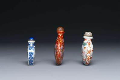 Drie Chinese famille rose snuifflessen, Qianlong merk, 19e eeuw
