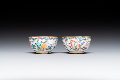 Une paire de tasses et trois coupes en &eacute;maux de Canton &agrave; d&eacute;cor floral, Yongzheng/Qianlong