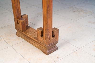 Grande console de type 'tiaoan' en bois d'orme &agrave; d&eacute;cor g&eacute;om&eacute;trique, Chine, 19/20&egrave;me