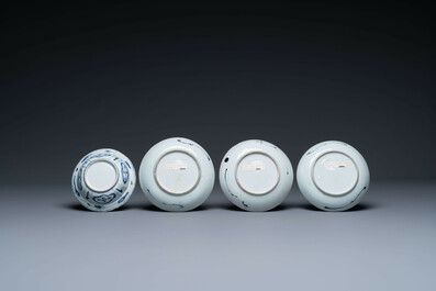 Een paar Chinese famille rose schotels, drie blauw-witte borden en een kraakporseleinen 'klapmuts' kom, Wanli en Qianlong
