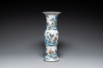 Vase de forme 'gu' en porcelaine de Chine doucai &agrave; d&eacute;cor de coq, marque de Qianlong, 19&egrave;me