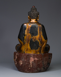 Een fraai en groot Japans verguld en gelakt houten beeld van een Boeddha Shaka, Edo
