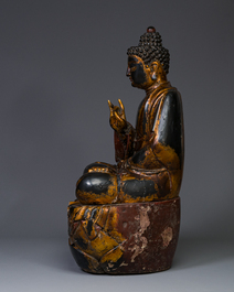 Een fraai en groot Japans verguld en gelakt houten beeld van een Boeddha Shaka, Edo