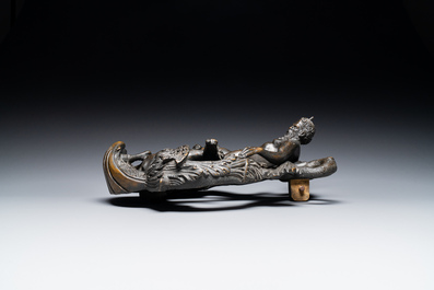 Grand heurtoir de porte en bronze &agrave; d&eacute;cor de Neptune et deux chevaux ail&eacute;s, Venise, 19&egrave;me