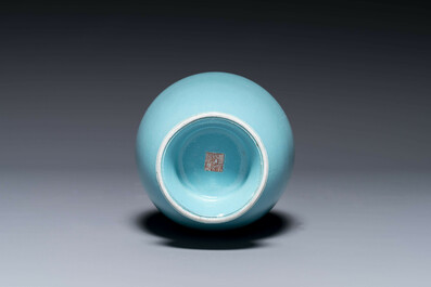 Vase en porcelaine de Chine en turquoise monochrome, marque et &eacute;poque de Qianlong