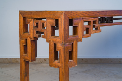 Grande console de type 'tiaoan' en bois d'orme &agrave; d&eacute;cor g&eacute;om&eacute;trique, Chine, 19/20&egrave;me