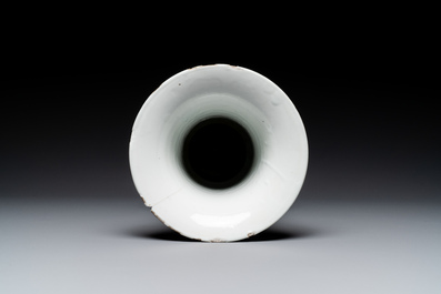 Vase de forme 'gu' en porcelaine de Chine doucai &agrave; d&eacute;cor de coq, marque de Qianlong, 19&egrave;me