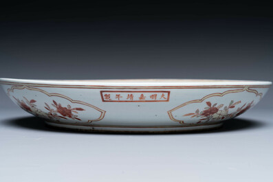 Grand plat en porcelaine de Chine wucai &agrave; d&eacute;cor figuratif et floral, marque de Jiajing, &eacute;poque Transition