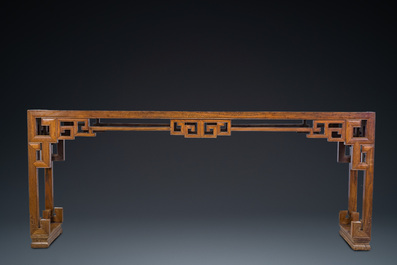 Grande console de type 'tiaoan' en bois d'orme &agrave; d&eacute;cor g&eacute;om&eacute;trique, Chine, 19/20&egrave;me