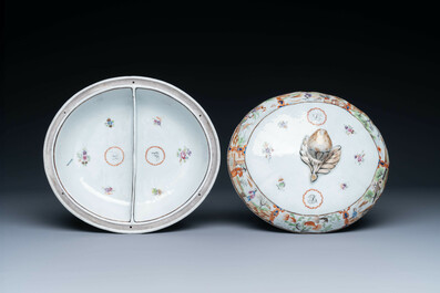 Une terrine couverte &agrave; deux compartiments et une assiette monogramm&eacute;e en porcelaine de Chine famille rose de Canton, 19&egrave;me