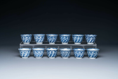 Douze tasses et soucoupes en porcelaine de Chine en bleu et blanc &agrave; d&eacute;cor floral, marque de jade, Kangxi