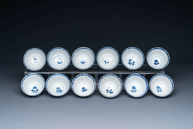 Douze tasses et soucoupes en porcelaine de Chine en bleu et blanc &agrave; d&eacute;cor floral, marque de jade, Kangxi