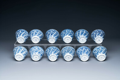 Douze tasses et soucoupes en porcelaine de Chine en bleu et blanc &agrave; d&eacute;cor floral, marque de jade, Kangxi