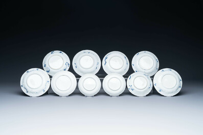 Collection vari&eacute;e de 18 pi&egrave;ces en porcelaine de Chine en bleu et blanc et famille rose, Kangxi/Yongzheng