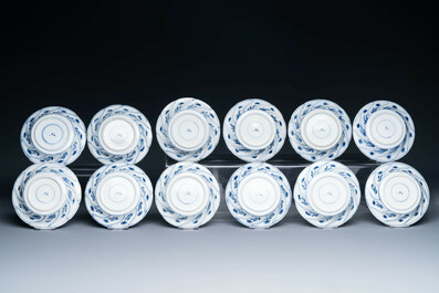 Douze tasses et soucoupes en porcelaine de Chine en bleu et blanc &agrave; d&eacute;cor floral, marque de jade, Kangxi