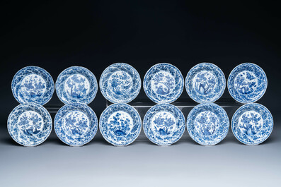 Douze tasses et soucoupes en porcelaine de Chine en bleu et blanc &agrave; d&eacute;cor floral, marque de jade, Kangxi