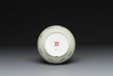Une collection vari&eacute;e de huit pi&egrave;ces en porcelaine de Chine famille rose, 18/19&egrave;me
