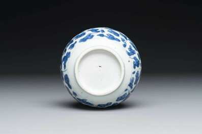 Collection vari&eacute;e de sept pi&egrave;ces en porcelaine de Chine et &eacute;maux de Canton, Kangxi et post&eacute;rieur