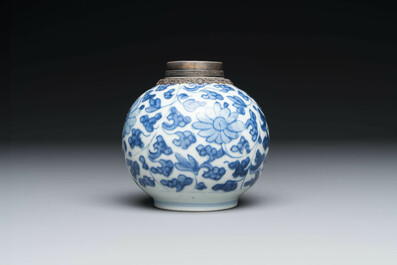 Collection vari&eacute;e de sept pi&egrave;ces en porcelaine de Chine et &eacute;maux de Canton, Kangxi et post&eacute;rieur