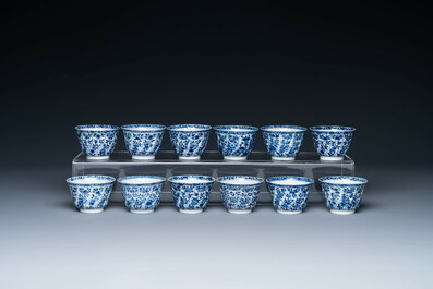 Douze tasses et soucoupes en porcelaine de Chine en bleu et blanc &agrave; d&eacute;cor floral, marque de jade, Kangxi