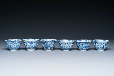 Collection vari&eacute;e de 18 pi&egrave;ces en porcelaine de Chine en bleu et blanc et famille rose, Kangxi/Yongzheng