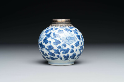 Collection vari&eacute;e de sept pi&egrave;ces en porcelaine de Chine et &eacute;maux de Canton, Kangxi et post&eacute;rieur