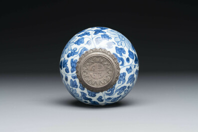 Collection vari&eacute;e de sept pi&egrave;ces en porcelaine de Chine et &eacute;maux de Canton, Kangxi et post&eacute;rieur