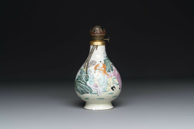 Une collection vari&eacute;e de huit pi&egrave;ces en porcelaine de Chine famille rose, 18/19&egrave;me