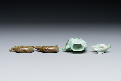 Paire de sculptures d'&eacute;l&eacute;phants en jade et un vase couvert sur socles en bois, 19&egrave;me