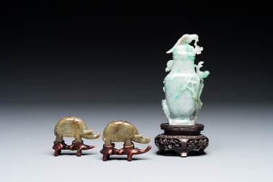 Paire de sculptures d'&eacute;l&eacute;phants en jade et un vase couvert sur socles en bois, 19&egrave;me