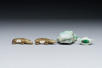 Paire de sculptures d'&eacute;l&eacute;phants en jade et un vase couvert sur socles en bois, 19&egrave;me