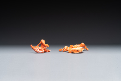 Deux groupes de d'oiseaux parmi des fleurs en corail rouge sur socle en bois, Chine, 19/20&egrave;me