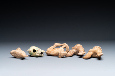Vijf gevarieerde Chinese aardewerken dieren, Han