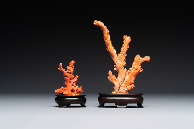 Deux groupes de d'oiseaux parmi des fleurs en corail rouge sur socle en bois, Chine, 19/20&egrave;me