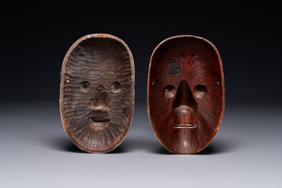 Deux beaux masques en bois peint repr&eacute;sentant le 'Waka Onna' et 'Manbi' pour le drame musical 'N&ocirc;', Japon, 19&egrave;me