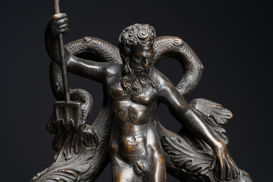 Grand heurtoir de porte en bronze &agrave; d&eacute;cor de Neptune et deux chevaux ail&eacute;s, Venise, 19&egrave;me