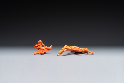 Deux groupes de d'oiseaux parmi des fleurs en corail rouge sur socle en bois, Chine, 19/20&egrave;me
