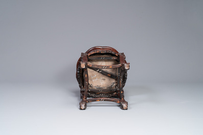 Table basse et un socle en bois sculpt&eacute; aux plateaux en marbre, Chine, 19&egrave;me