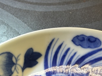Een Chinees blauw-wit 'Bleu de Hue' bord met feniksen voor Đặng Huy Trứ (1825 - 1874), Đặng Huy Trứ merk en cirkelvormige inscriptie, gedat. 1868