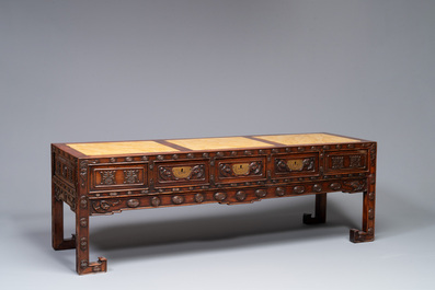 Table basse et un socle en bois sculpt&eacute; aux plateaux en marbre, Chine, 19&egrave;me