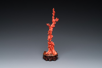 Sculpture de Xiwangmu debout sur un rocher en corail rouge, Chine, 19/20&egrave;me